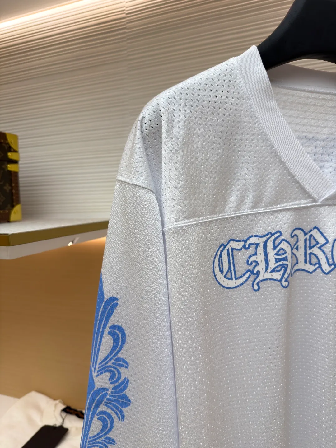 Chrome Hearts Glitter Hockey Jersey ●Item No.: 1681548-A35 ●Fabric: High-density 100D bird's eye fabric ●Technology: Mesh positioning production ●Color: White ●Version: Loose fit ●Weight: about 490 grams ●Size: S-M-L ●Description: YB open panel, custom dyed color, the highest version on the market. The fabric is made of high-density 100D bird's eye cloth. Double-sided mesh positioning is very time-consuming and the cost of labor loss is very high. It is not a single-layer thin transparent bottom junk product on the market. It has the same OS version for men and women. The overall wiring is straight and delicate, the fabric is comfortable and soft, and the color is consistent without color difference. It can be matched with the same style to create a fashionable look and control various occasions. Customized accessories, complete with three standards, same style for men and women!